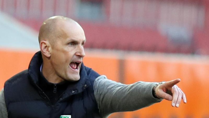 Augsburgs Trainer Heiko Herrlich gibt Anweisungen.