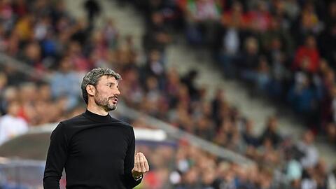 Wolfsburgs Trainer Mark van Bommel haderte an der Seitenlinie.