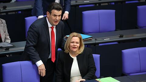 Bundesarbeitsminister Hubertus Heil (SPD) und Bundesinnenministerin Nancy Faeser (SPD) bei der 100. Sitzung des Deutschen Bundestages im Plenarsaal des Reichstagsgebäudes.