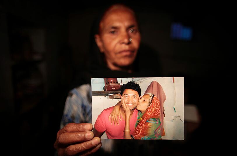 Fatima Munshi, zeigt in ihrem Heim in Khandwa, Indien, ein Foto des Wiedersehens mit ihrem Sohn Saroo Brierley aus dem Februar 2012