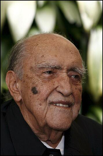 Oscar Niemeyer (15.12.1907 - 05.12.2012): Der brasilianische Architekt Niemeyer starb kurz vor seinem 105. Geburtstag an einer Infektion der Atemwege. Niemeyer entwarf einen großen Teil der futuristisch anmutenden Hauptstadt Brasilia und war auch an der Planung des UN-Hauptgebäudes in New York beteiligt.