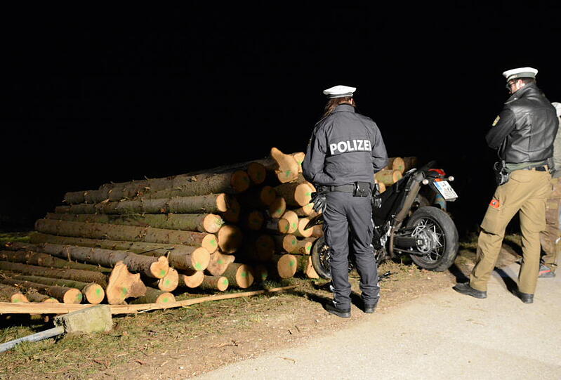 Ein 18-Jähriger ist am Mittwochabend mit seinem Motorrad gegen einen Holzstoß gekracht.