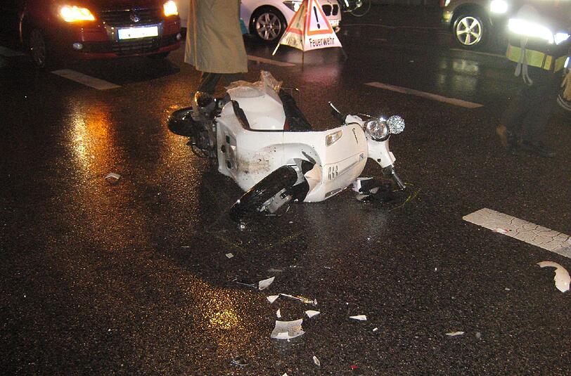 Der Fahrer des Rollers wurde durch die Kollision gegen einen Bus geschleudert.