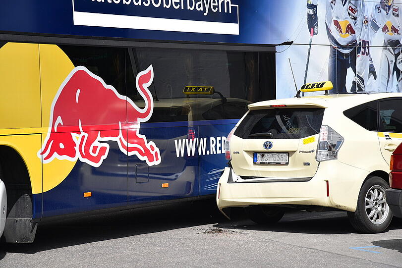 Der Bus des EHC übersah am Marienhof ein schlecht geparktes Taxi.