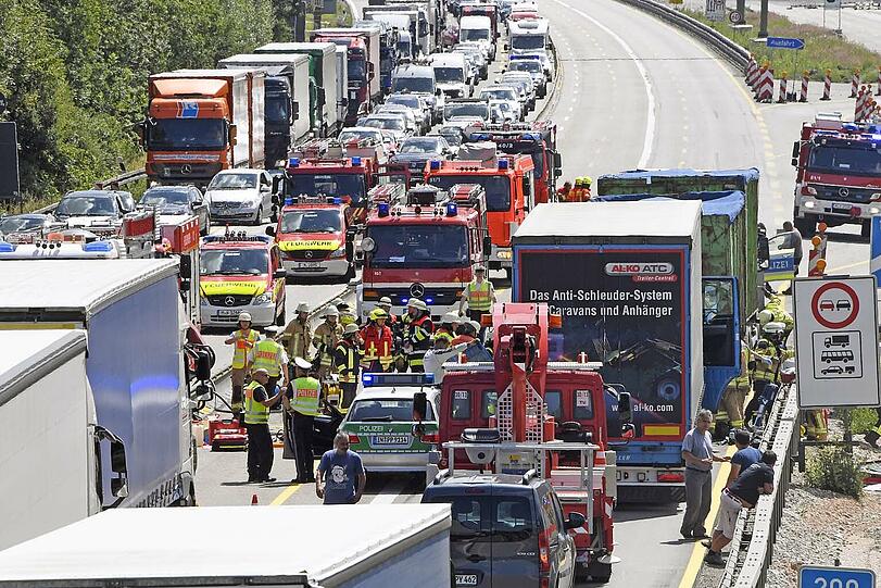 Vier Schwerverletzte sind die Bilanz eines Horror-Unfalls auf der A99.