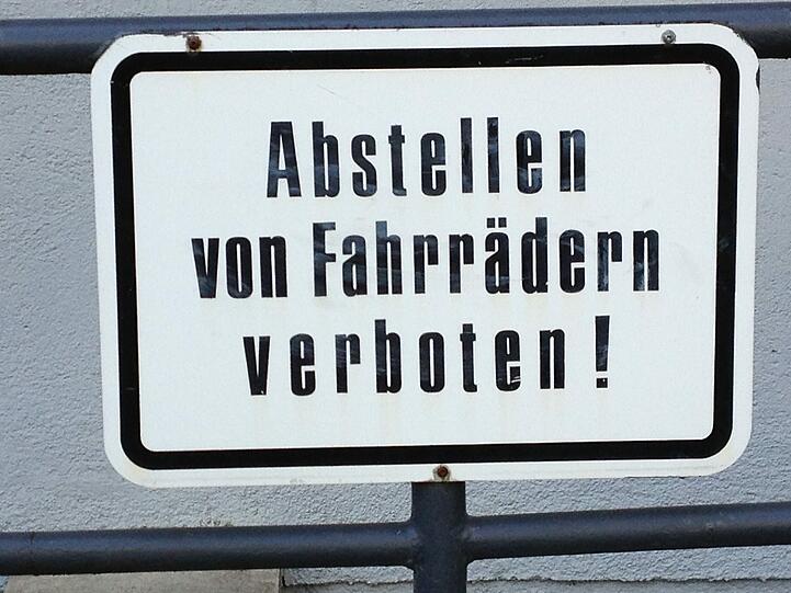 In diesen Innenhof in der Maxvorstadt darf man fast gar nichts - zumindest wenn es nach den Schildern geht.