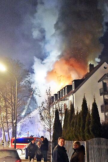 Ein Feuer auf einem Balkon setzte in Perlach einen ganzen Dachstuhl in Brand. Die Bilder von den Löscharbeiten.