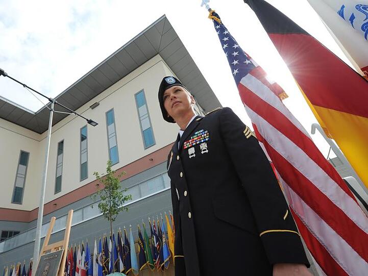 Sergeant Raelyn Meisenbach aus Pittsburgh (Pennsylvania) steht vor dem neuen Europa-Hauptquartier der US-Armee in Wiesbaden-Erbenheim. Foto: Arne Dedert