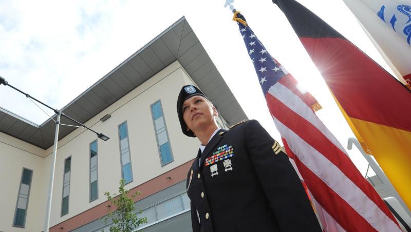 Sergeant Raelyn Meisenbach aus Pittsburgh (Pennsylvania) steht vor dem neuen Europa-Hauptquartier der US-Armee in Wiesbaden-Erbenheim. Foto: Arne Dedert Sergeant Raelyn Meisenbach aus Pittsburgh (Pennsylvania) steht vor dem neuen Europa-Hauptquartier der US-Armee in Wiesbaden-Erbenheim. Foto: Arne Dedert