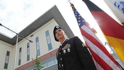 Sergeant Raelyn Meisenbach aus Pittsburgh (Pennsylvania) steht vor dem neuen Europa-Hauptquartier der US-Armee in Wiesbaden-Erbenheim. Foto: Arne Dedert