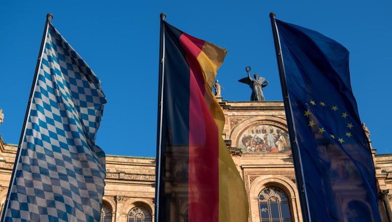 Fahnen von Bayern (l-r), Deutschland und Europa stehen vor dem bayerischen Landtag. Foto: Sven Hoppe/dpa/Archivbild Fahnen von Bayern (l-r), Deutschland und Europa stehen vor dem bayerischen Landtag. Foto: Sven Hoppe/dpa/Archivbild