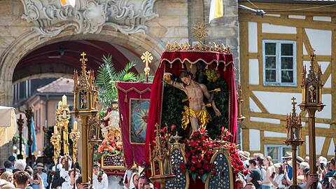 An Fronleichnam zeigt die katholische Kirche vielerorts Prunk und Pracht.