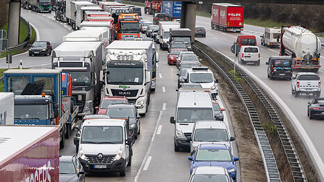 Am Allacher Tunnel kommt es auch ohne Unfall regelmäßig zu Staus. (Archivbild)