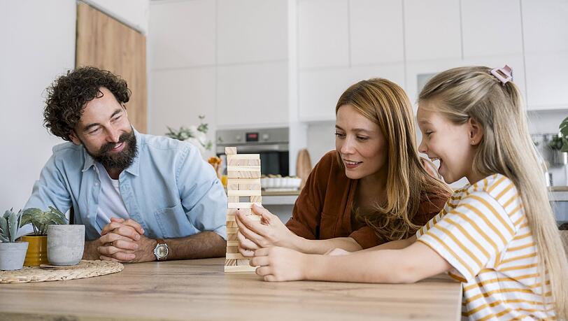 Auf Eltern kommen Einschnitte zu: Das Familiengeld ist ab 2026 gestrichen.