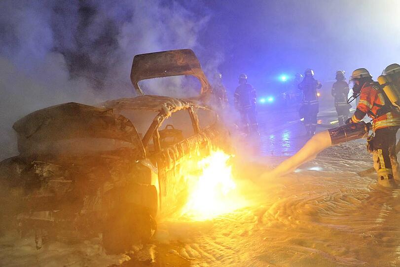 Kübelweise Löschschaum: Die Feuerwehr musste auf Höhe Parsdorf mit starkem Nebel klarkommen.