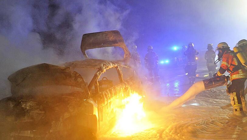 Kübelweise Löschschaum: Die Feuerwehr musste auf Höhe Parsdorf mit starkem Nebel klarkommen. Kübelweise Löschschaum: Die Feuerwehr musste auf Höhe Parsdorf mit starkem Nebel klarkommen.