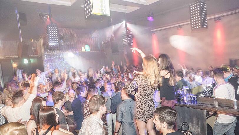 Im Jack Rabbit treten künftig jeden Samstag Black- und House DJs zum Duell an. Im Jack Rabbit treten künftig jeden Samstag Black- und House DJs zum Duell an.