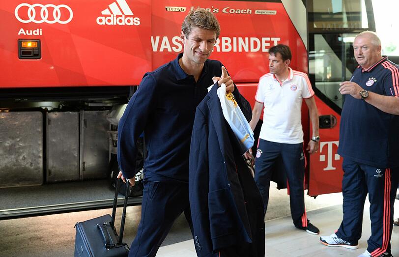Der FC Bayern bei der Ankunft in Athen.