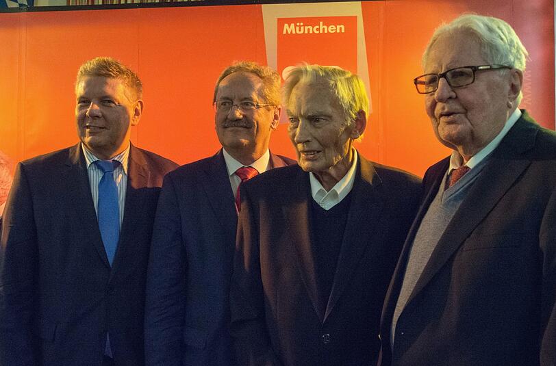 Der letzte öffentliche Auftritt &ndash; und dann gleich mit allen SPD-Granden der Stadt zusammen: Georg Kronawitter beim 70-jährigen SPD-Jubiläum in einer Reihe mit (v. l.) OB Dieter Reiter und den Alt-OB Christian Ude und Hans-Jochen Vogel.