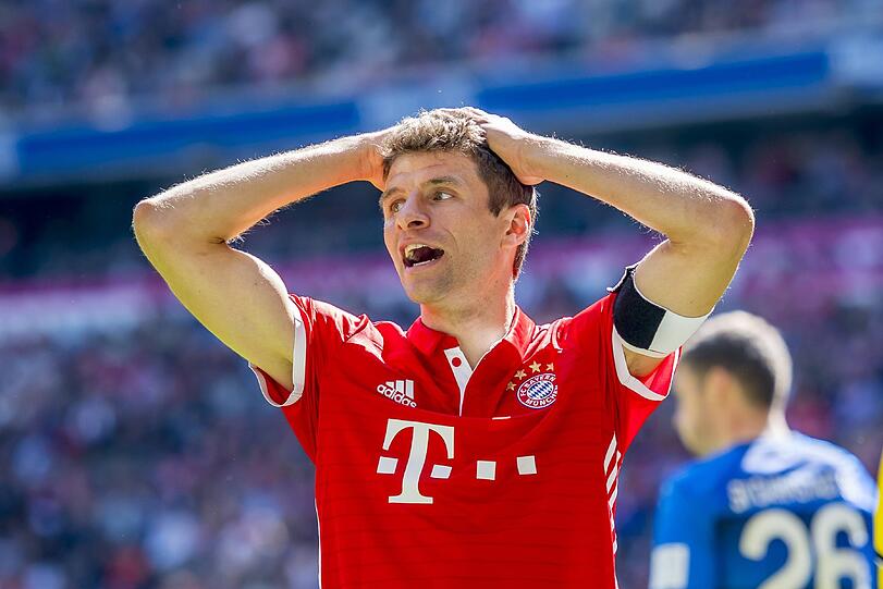 THOMAS MÜLLER - Note 4: Der Ersatz-Ersatz-Kapitän hatte wie so oft in dieser Spielzeit das Pech an seinen Füßen kleben. Vergab nach Ribéry-Pass und per Flugkopfball, dann blockte er auch noch Ribérys Schuss, der gefährlich aufs Tor geflogen wäre (42.). Immerhin: sehr engagiert.