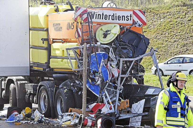 Der auf der Baustelle abgestellte Lkw mit Absicherungs-Anhänger.