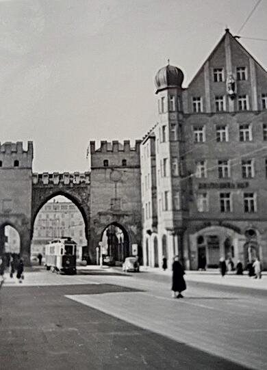 Leer: das Karlstor mit Tram, fünf Fußgängern und zwei Autos 1951.