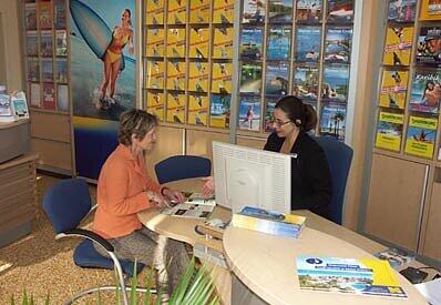 Viele Urlauber lassen sich noch immer gern im Reisebüro beraten, Foto: Thomas Cook
