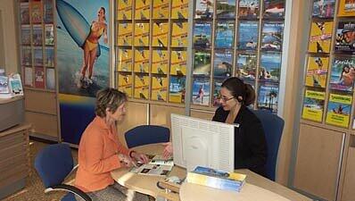 Viele Urlauber lassen sich noch immer gern im Reisebüro beraten, Foto: Thomas Cook Viele Urlauber lassen sich noch immer gern im Reisebüro beraten, Foto: Thomas Cook