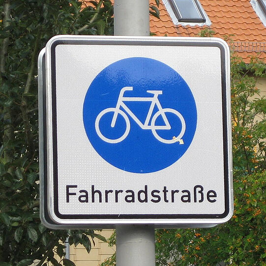 Dieses Schild zeigt, dass Radler Vorfahrt vor den Autos haben - wenn die dort überhaupt fahren dürfen.