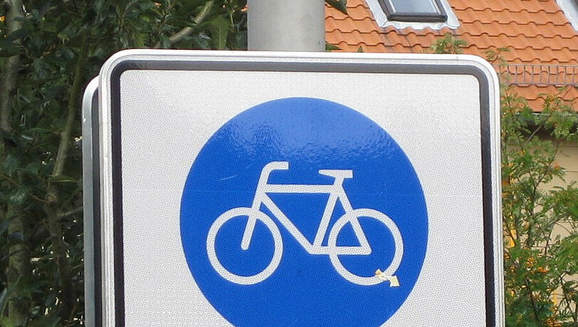Dieses Schild zeigt, dass Radler Vorfahrt vor den Autos haben - wenn die dort überhaupt fahren dürfen. Dieses Schild zeigt, dass Radler Vorfahrt vor den Autos haben - wenn die dort überhaupt fahren dürfen.