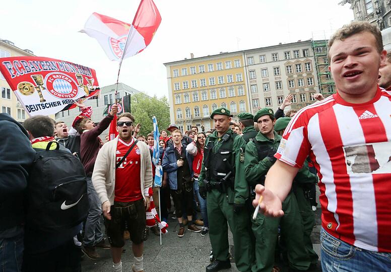 Bilder von der Meisterschaftsfeier des FC Bayern am Marienplatz.