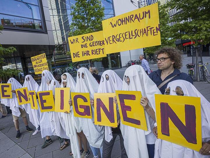Demonstranten protestieren vor der Hauptversammlung des Immobilienkonzerns Deutsche Wohnen in Frankfurt am Main.
