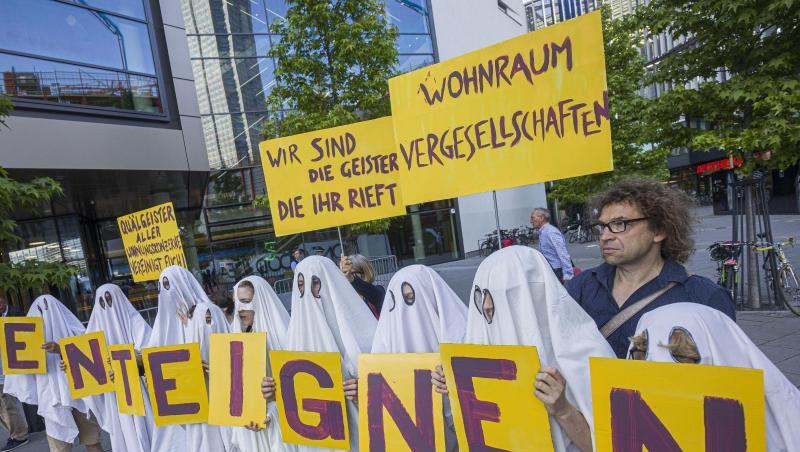 Demonstranten protestieren vor der Hauptversammlung des Immobilienkonzerns Deutsche Wohnen in Frankfurt am Main. Demonstranten protestieren vor der Hauptversammlung des Immobilienkonzerns Deutsche Wohnen in Frankfurt am Main.