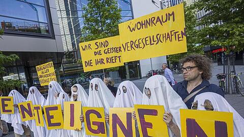 Demonstranten protestieren vor der Hauptversammlung des Immobilienkonzerns Deutsche Wohnen in Frankfurt am Main.