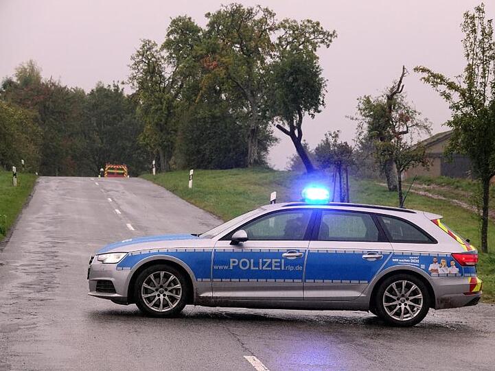 Ein Streienwagen steht mit Blaulicht auf einer Straße. Foto: Harald Tittel/dpa/Archivbild