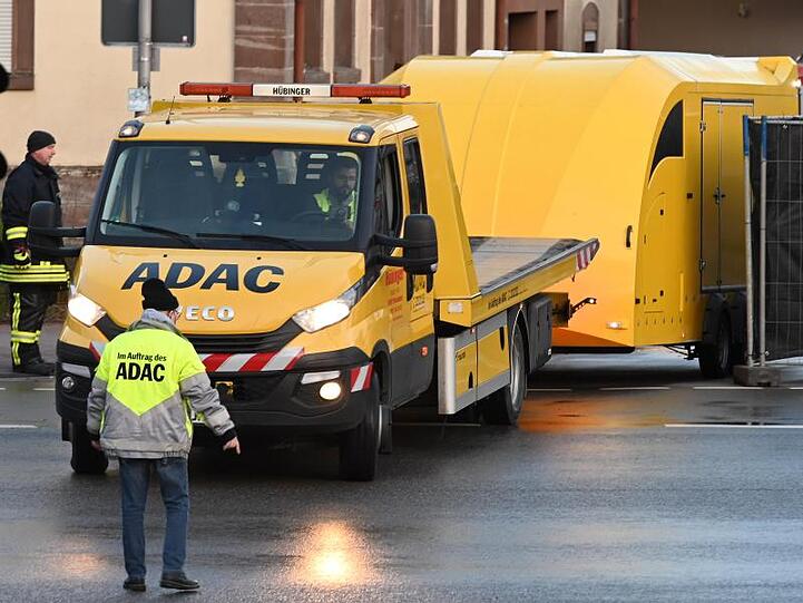 Ein Abschleppwagen bringt das Auto vom Tatort weg, an dem am Vortag ein Mann in einen Karnevalsumzug gerast war.