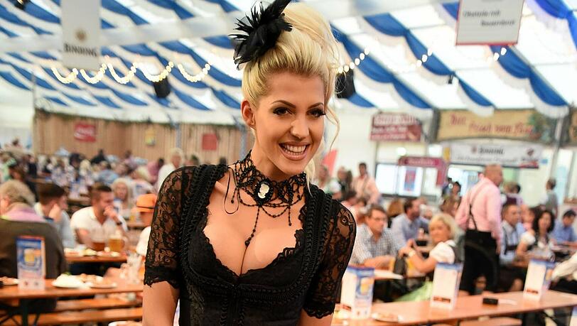 Fesch im Dirndl: Sarah Harrison