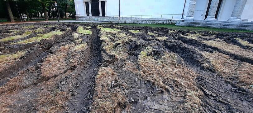 Bis zu einen halben Meter tief sind schwere Maschinen in die Wiese eingesunken - das sieht dann so aus.