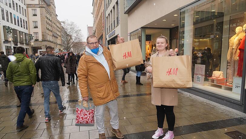 Thomas Berndt (56) findet 2G im Handel gut. Er hat sich extra freigenommen, um mit Tochter Leonie (18) einzukaufen. Thomas Berndt (56) findet 2G im Handel gut. Er hat sich extra freigenommen, um mit Tochter Leonie (18) einzukaufen.