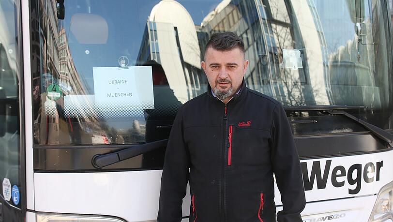 48 Stunden ist Busfahrer Damir Simunovic unterwegs, um Menschen aus der Ukraine zu holen. 48 Stunden ist Busfahrer Damir Simunovic unterwegs, um Menschen aus der Ukraine zu holen.