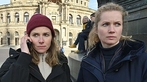 "Tatort: Totes Herz": Karin Gorniak (Karin Hanczewski) und Leonie Winkler (Cornelia Gröschel) finden das Handy einer Verdächtigen.