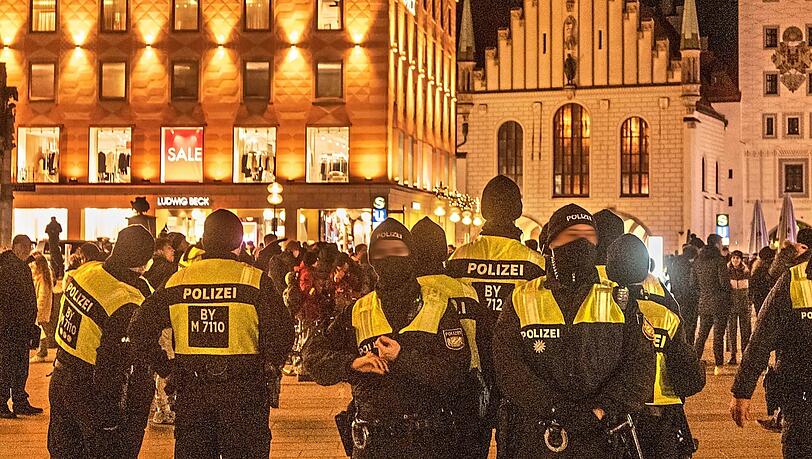 In der Münchner Innenstadt hat die Polizei zahlreiche Verstöße gegen die Coronaregeln aufgenommen. Bis heute sind die Bußgeldstellen damit beschäftigt. In der Münchner Innenstadt hat die Polizei zahlreiche Verstöße gegen die Coronaregeln aufgenommen. Bis heute sind die Bußgeldstellen damit beschäftigt.