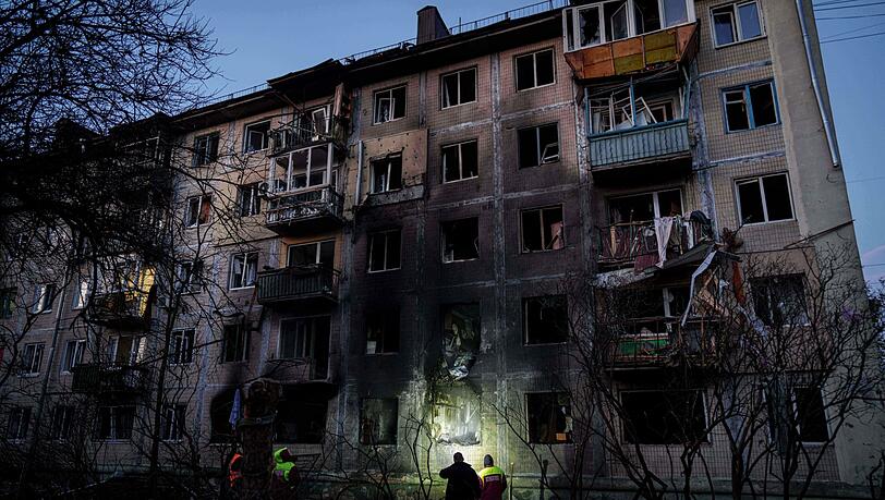 Vier Menschen wurden nach Angaben des ukrainischen Präsidenten Wolodymyr Selenskyj durch massive Angriffe von Moskaus Militär in der Ukraine getötet. Vier Menschen wurden nach Angaben des ukrainischen Präsidenten Wolodymyr Selenskyj durch massive Angriffe von Moskaus Militär in der Ukraine getötet.