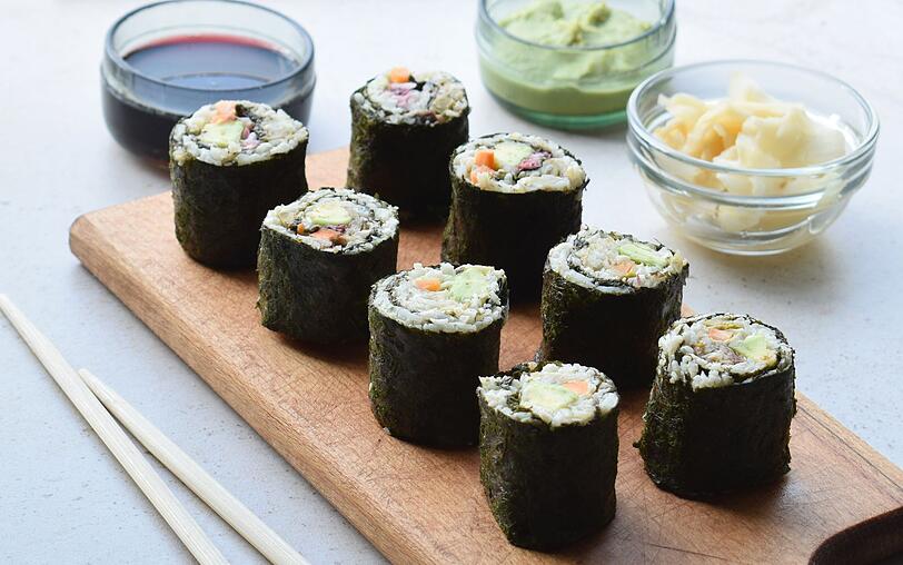 Entweder k&ouml;nnen Sie den Blumenkohlreis als Beilage zu vielen Gerichten servieren oder auch zu Wraps oder Sushi verarbeiten. Daf&uuml;r wird die Reis-Alternative aus Kohl genauso wie gew&ouml;hnlicher Sushi-Reis mit Reisessig, Salz und Zucker vermengt. Im n&auml;chsten Schritt den abgek&uuml;hlten Reis in Nori-Bl&auml;ttern oder blanchierten Gr&uuml;nkohlbl&auml;ttern mit Tofu, Pilzen oder Shrimps rollen.