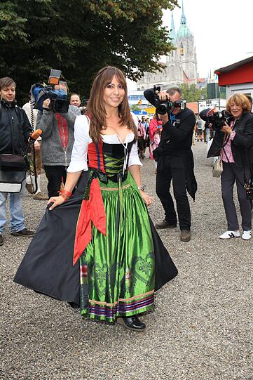 Was für ein Hingucker: Simone Thomalla legt für die Fotografen vor dem Zelt eine kleine Modenschau hin...
