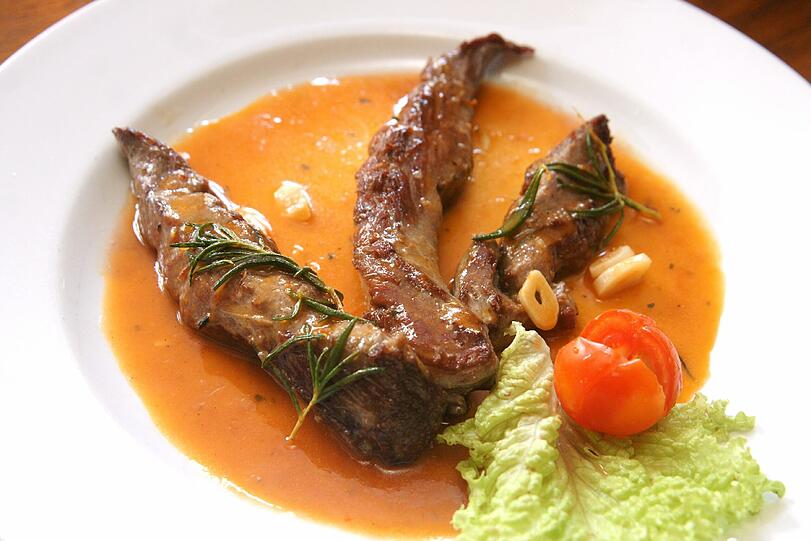 Das Lammfilet vom Grill, "Arnisio Fileto", gibt es für 15,90 Euro.