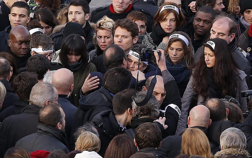 Tränen, Wut, grenzenlose Trauer: Angehörige und Freunde beim Solidaritätsmarsch gegen den Terror und im Gedenken an die 12 Opfer der Anschläge und Geiselnahmen in Paris. Die bewegenden Bilder...