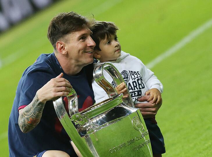 Ausgelassen feiert der FC Barcelona feiert seinen 3:1-Sieg über Juventus Turin in Champions-League. Die Bilder der Fußball-Party.