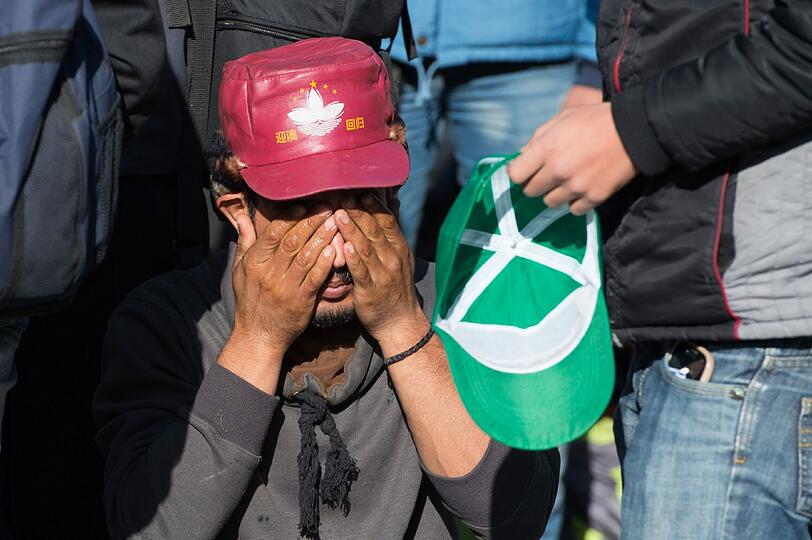 Der Zustrom von Flüchtlingen an der österreichisch-deutschen Grenze reißt nicht ab.