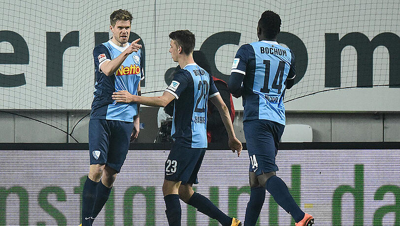 Der VfL Bochum konnte sich am Montagabend gegen den 1. FC Kaiserslautern durchsetzen und wahrt damit die Chance auf einen Relegationsplatz. Der VfL Bochum konnte sich am Montagabend gegen den 1. FC Kaiserslautern durchsetzen und wahrt damit die Chance auf einen Relegationsplatz.